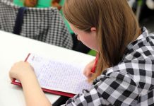 Sorin Cîmpeanu: Ministerul Educației menține tezele ca formă de evaluare a nivelului de cunoștințe și competențe ale elevilor