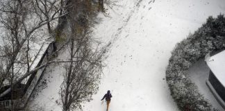 Școli închise luni și marți, în mai multe județe, din cauza ninsorilor abundente UPDATE