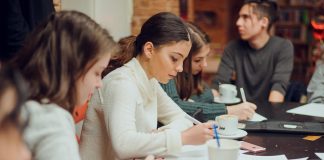 Povești scrise pe hârtie și adunate în fotografii, într-o campanie anti-bullying a elevilor din Sibiu: ”De ce să jignești?” FOTO
