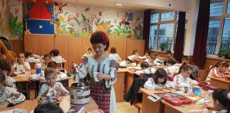Ceainăria din clasă. Învățătoarea care și-a invitat elevii la un ceai și turtă dulce de ziua lui Eminescu FOTO&VIDEO