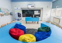 O clasă colorată, în imagini. Cum a fost transformată într-un sat sala pentru elevii de la pregătitoare FOTO