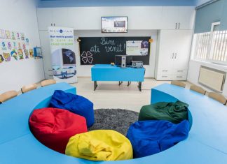 O clasă colorată, în imagini. Cum a fost transformată într-un sat sala pentru elevii de la pregătitoare FOTO