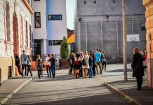 Consiliile locale, obligate să acorde burse elevilor. Legea, promulgată de președinte