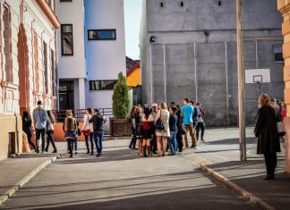 Consiliile locale, obligate să acorde burse elevilor. Legea, promulgată de președinte