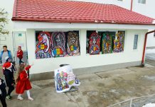 Într-o comună din Iași: Școala decorată cu obiecte pictate, unde copiii învață programare și fac teatru