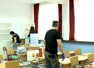 Într-o școală din București, părinții au curățat și dezinfectat sălile de clasă