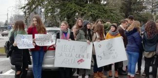 Protest al elevilor din Constanța: ”Legea poa’ să zică, CJC-ul nu aplică” VIDEO