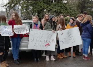 Protest al elevilor din Constanța: ”Legea poa’ să zică, CJC-ul nu aplică” VIDEO