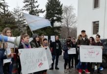 Un nou protest la Constanța: Zeci de elevi au cerut în stradă reducere pentru transport