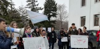 Un nou protest la Constanța: Zeci de elevi au cerut în stradă reducere pentru transport