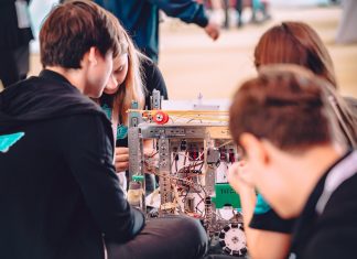 Spectacol cu roboți creați de liceeni: Container umplut cu minerale culese de pe o altă planetă