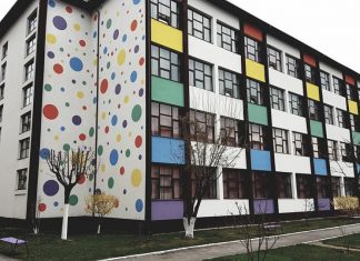 O școală îmbrăcată în culori, la Râmnicu Vâlcea. Ce i-a determinat pe profesori să facă schimbarea