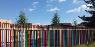 Tabla înmulțirii pictată pe scări și garduri colorate. Cum au creat elevii și profesorii ”școala ca acasă” la Brașov