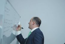 Primarul sectorului 4 îi răspunde directoarei de la Șincai: Vrea să cheltuie banii după bunul plac. Să respecte legea și să lase orgoliile