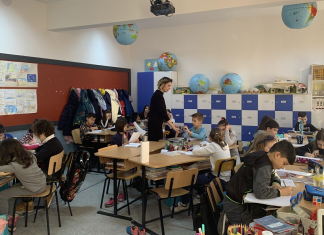 Școala altfel în fiecare zi. O oră la clasa învățătoarei Claudia Chiru: ”La școală venim cu bucurie!”