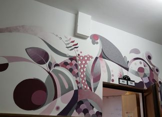 Artă și culoare în școală. Un hol întreg decorat în vacanță de elevi și studenți, la Colegiul ”Regina Maria” FOTO
