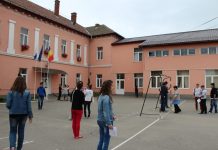 Regulamente trăsnite în școli: Poziția de drepți când intră profesorul, interzisă spălarea fetelor cu zăpadă