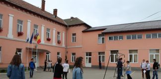 Regulamente trăsnite în școli: Poziția de drepți când intră profesorul, interzisă spălarea fetelor cu zăpadă