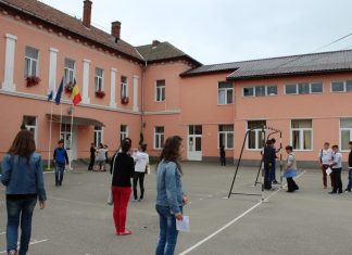 Regulamente trăsnite în școli: Poziția de drepți când intră profesorul, interzisă spălarea fetelor cu zăpadă