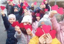 Poștașul dragostei, povestea de Dragobete la o școală din Fălticeni: Elevii împart inimioare trecătorilor