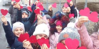 Poștașul dragostei, povestea de Dragobete la o școală din Fălticeni: Elevii împart inimioare trecătorilor