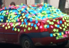 Surpriza unor elevi pentru dirigintele lor: i-au acoperit mașina cu mesaje de apreciere