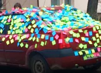 Surpriza unor elevi pentru dirigintele lor: i-au acoperit mașina cu mesaje de apreciere