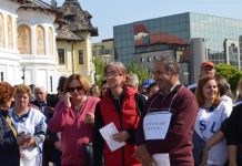 Protest în Gorj. Peste 200 de profesori au ieșit în stradă din cauza ”neajunsurilor” din învăţământ