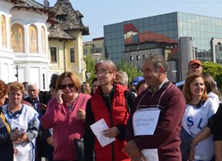 Protest în Gorj. Peste 200 de profesori au ieșit în stradă din cauza ”neajunsurilor” din învăţământ