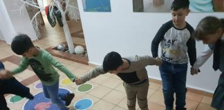 Culoare și veselie, la Școala Ferdinand I din Capitală: Copiii sar, fac mișcare și învață prin ”țopăială” FOTO
