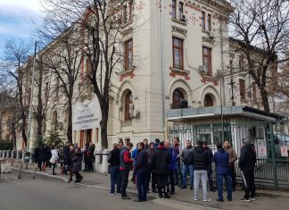 Protest anunțat de Federația ”Spiru Haret”: Profesorii vor purta banderole tricolore. Lista revendicărilor