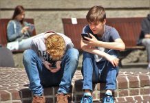 Ministrul Educației nu vrea interzicerea telefonului mobil în şcoli