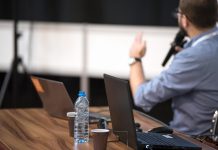 Profesorul ideal: Prietenos, să nu spună doar poveşti din materie și să meargă cu studenții în excursii sau la cafea