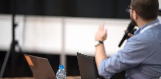 Profesorul ideal: Prietenos, să nu spună doar poveşti din materie și să meargă cu studenții în excursii sau la cafea