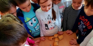 Clasa de poveste a învățătoarei Gabriela Șerban. Copiii au fost actori în povestea lui Creangă și au învățat cu ajutorul ”pânilor”