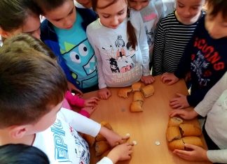 Clasa de poveste a învățătoarei Gabriela Șerban. Copiii au fost actori în povestea lui Creangă și au învățat cu ajutorul ”pânilor”