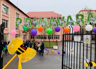Spectacol și dans în curtea școlii. Elevii și profesorii au întâmpinat primăvara într-un flashmob pe muzica lui Smiley