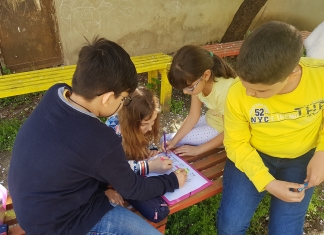 Clasa în care elevii și-au amenajat propria bibliotecă. Învățătoarea folosește ”trucuri” de citit și ține ore de lectură afară