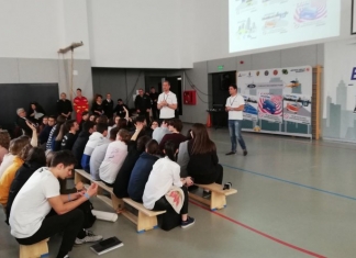 ”Be Cool-Gândește înainte”. Curs de educație rutieră pentru elevii din Cluj, susținut de piloţii unei echipe de raliuri