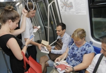 ”Cartea la metrou”, o campanie de încurajare a lecturii: ”Atenție se închid ușile, se deschid cărțile!”
