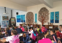 O clasă inspirată din natură, în care copacii se schimbă în fiecare anotimp. Învățătoarea a creat ”un spațiu mai prietenos” pentru elevii săi