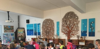 O clasă inspirată din natură, în care copacii se schimbă în fiecare anotimp. Învățătoarea a creat ”un spațiu mai prietenos” pentru elevii săi