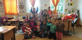 O zi fără teme în clasa învățătoarei care crede că ”un dascăl încruntat este un dascăl urât”: ”Elevii mei vin cu plăcere la școală”