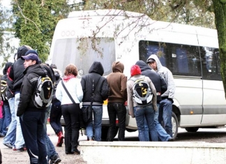 Elevii acuză nerespectarea prevederilor legale privind acordarea reducerilor și decontarea costurilor de transport. Ce solicită