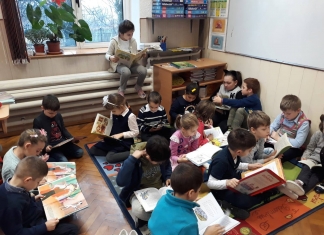 La școala din Valea Lupului, în fiecare zi, timp de 15 minute, toată lumea citește: elevi, profesori, femei de serviciu, vizitatori
