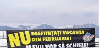 Banner împotriva desființării vacanței elevilor din luna februarie, afișat în stațiunea Straja
