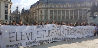 Protestul studenților din Piața Universității: ”Suntem aici pentru a beneficia de autostrăzi și noi. Vreau o schimbare”