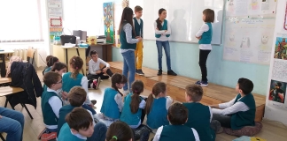 Clasa în care elevii joacă teatru și sunt fericiți când ies la tablă. Învățătoarea organizează lecțiile sub formă de concurs