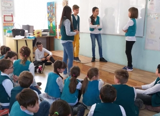 Clasa în care elevii joacă teatru și sunt fericiți când ies la tablă. Învățătoarea organizează lecțiile sub formă de concurs