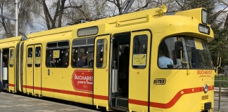 O călătorie cu elevii de la Șincai în tramvaiul galben: Cărți, muzică și mult gust… de poezie